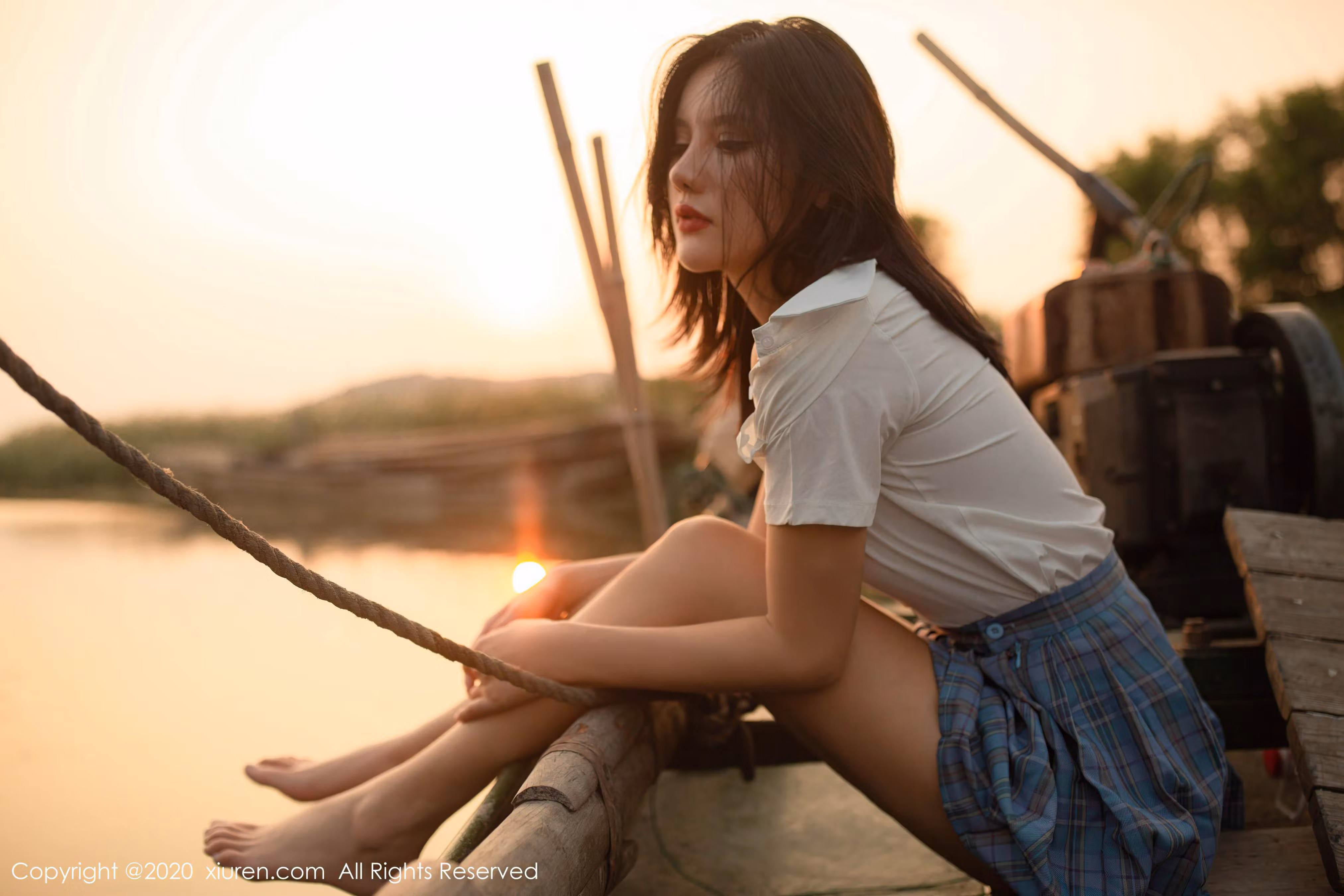 阿朱啊校服短裙搭配白嫩美胸姿态